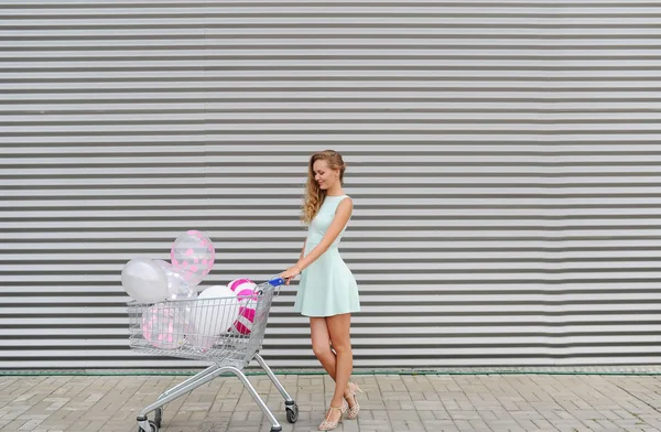 Image Une Jeune Femme Souriante Sur Mur Rayé Noir Blanc — Photo