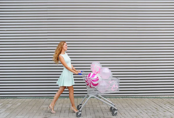 Menina Elegante Com Carrinho Compras Com Balões Coloridos Fundo Listrado — Fotografia de Stock