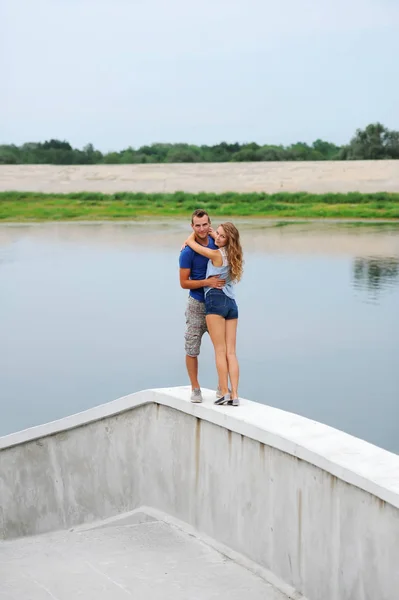 Couple Amoureux Câlins Sur Remblai Pierre Mec Une Fille Rendez — Photo