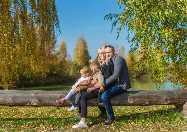 Mère Père Les Enfants Thair Dans Bois Automne Près Beau — Photo