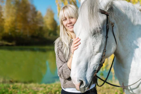 Vacker Blond Tjej Med Vit Häst Poserar Skogen Höst Horisontella — Stockfoto