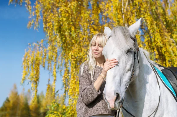 Porträtt Ganska Ung Blond Kvinna Med Vit Häst Höstdag — Stockfoto