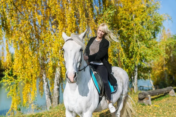 Unga Blonda Kvinnan Rider Häst Höst Skog Horisontella Porträtt — Stockfoto