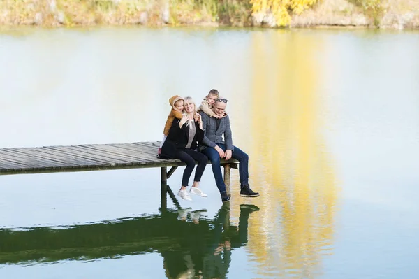 Unga Föräldrar Och Deras Lilla Barn Som Sitter Bryggan Vid — Stockfoto