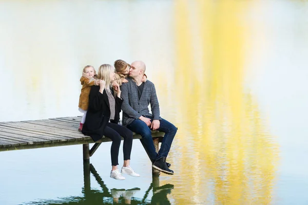 Familjen Kyssar Varm Höstdag Hösten Familjeporträtt — Stockfoto