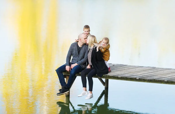 Fadern Kyssar Mor Träbrygga Varm Höstdag Nära Vatten Hösten Familjeporträtt — Stockfoto