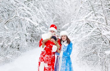 Noel Baba ve bebek çocuk kış ormandaki kar bakire. Yatay dikey