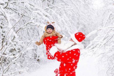 İçinde Baba Noel Baba ile bir kış ormandaki ağaçlar karla kaplı arka planı erkek bebek uygun. Yatay dikey