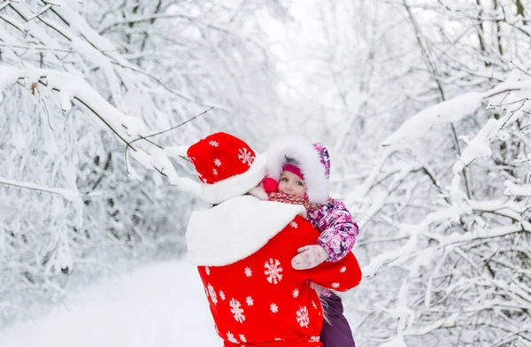 Père Noël Avec Bébé Fille Dans Forêt Hiver Vue Arrière — Photo