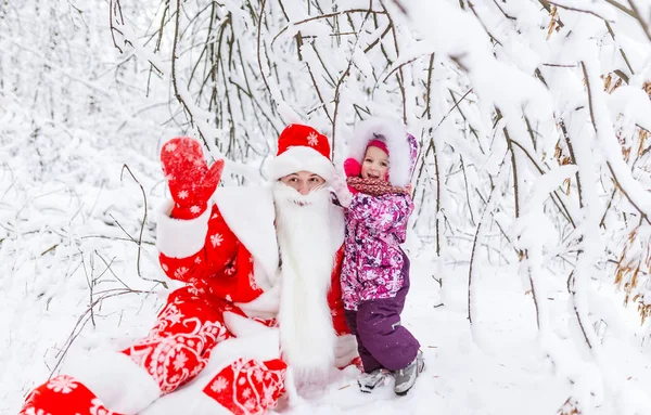 Père Noël Avec Bébé Fille Dans Forêt Hiver Portrait Horizontal — Photo