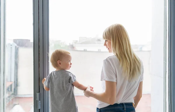 Back View Mother Her Little Daughter Looking Each Other Smiling — Stock Photo, Image