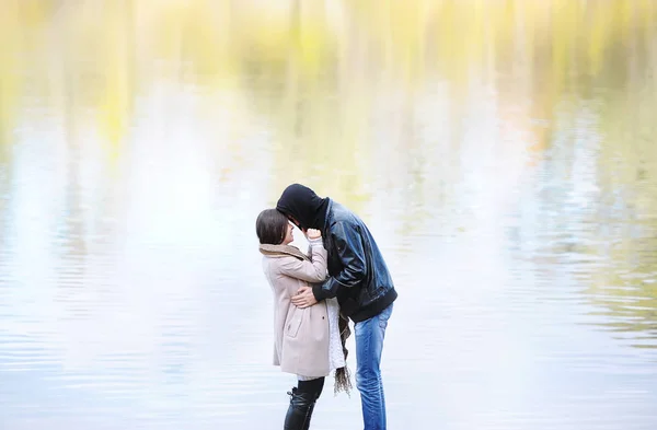 秋の湖野外でカップルを受け入れ愛する美しい 水平方向の肖像画 — ストック写真