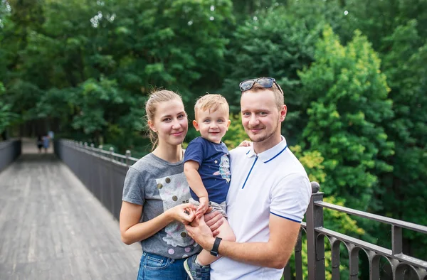 Conceito Família Infância Estação Pessoas Família Feliz Parque Cidade Verão — Fotografia de Stock