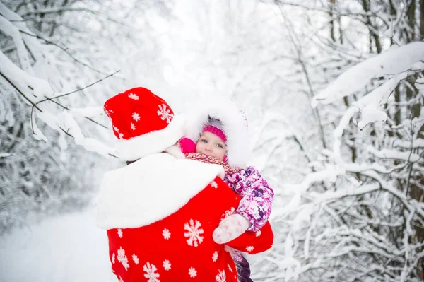 Père Noël Avec Bébé Fille Dans Forêt Hiver Portrait Rapproché — Photo