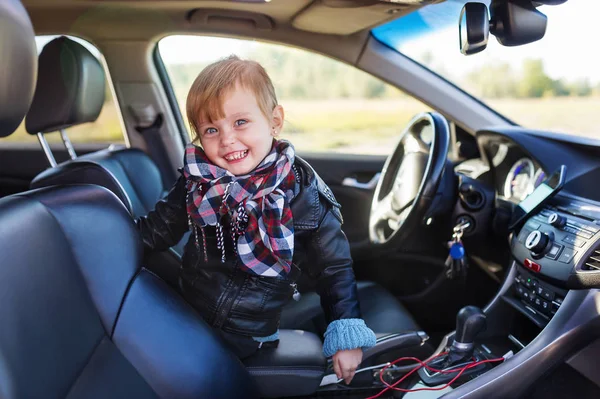 Ragazzo Felice Adorabile Bambina Seduta Macchina Moderna Godersi Vacanza Famiglia — Foto Stock