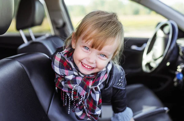 Adorabile Ragazzina Seduta Macchina Ritratto Primo Piano — Foto Stock