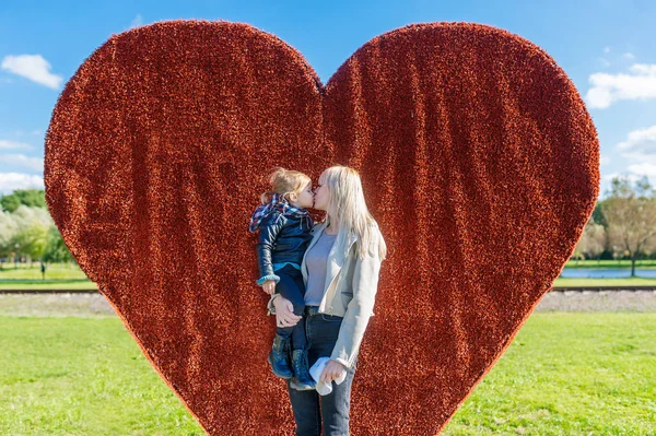 Mamma Kysser Sin Baby Dotter Håller Henne Sina Armar Mot — Stockfoto