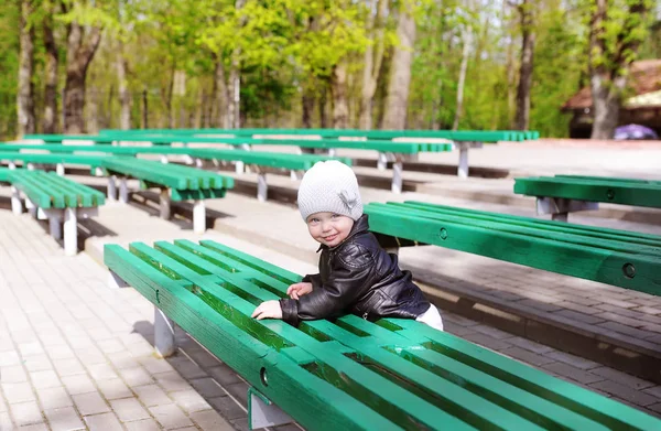 Mała Dziewczynka Ciepłe Wpr Jesienny Park Miejski Portret Poziomy — Zdjęcie stockowe