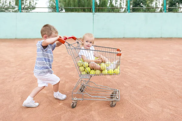 Маленький Брат Сестра Грають Тенісному Корті Візком — стокове фото