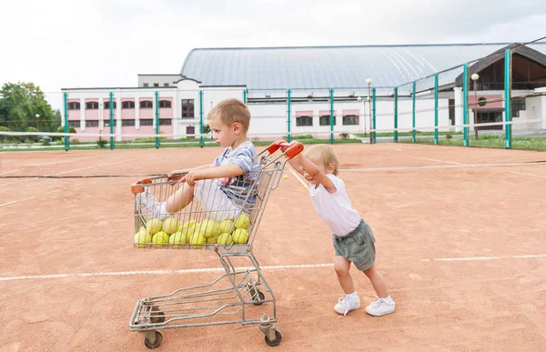 Двоє Милих Дітей Грають Тенісному Корті Маленький Хлопчик Тенісні Ячі — стокове фото