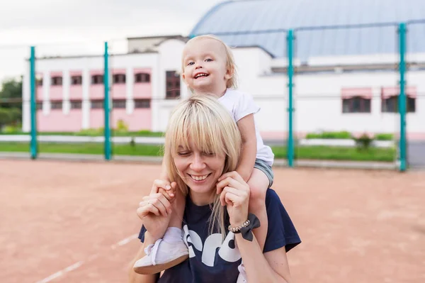 Madre Sonriente Niña Con Ropa Tenis Retrato Primer Plano Pista —  Fotos de Stock