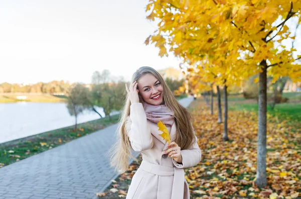 Retrato Uma Bela Jovem Com Sorriso Com Uma Folha Amarela — Fotografia de Stock