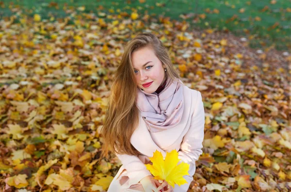 Szczęśliwa Młoda Kobieta Parku Jesienny Dzień Wesoły Piękna Dziewczyna Beżowy — Zdjęcie stockowe