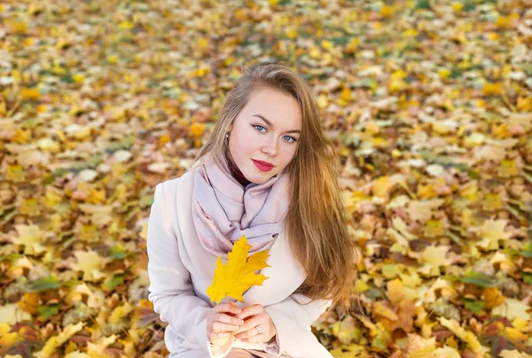 Glückliche Junge Frau Park Einem Herbsttag Fröhliche Schöne Mädchen Beigen — Stockfoto