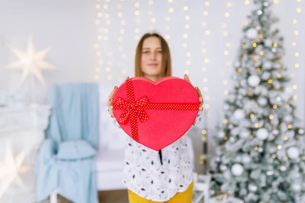Mujer Feliz Sosteniendo Una Caja Roja Regalo Decoración Navidad Casa —  Fotos de Stock
