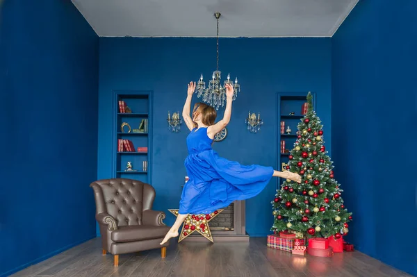 Молодая Балетная Танцовщица Прыгает Синем Платье Праздничном Новогоднем Интерьере — стоковое фото