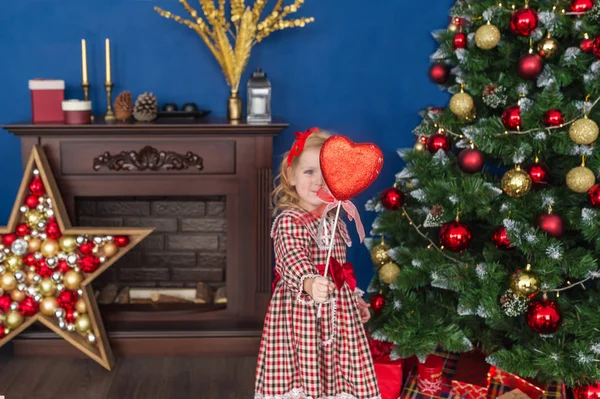 Kleines Mädchen Einem Wunderschönen Kleid Das Neben Dem Weihnachtsbaum Mit — Stockfoto