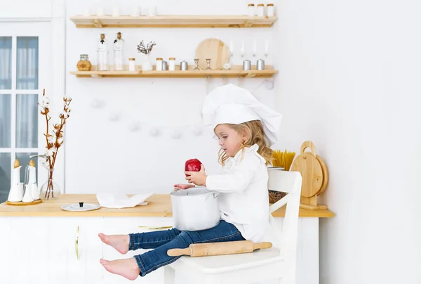 Bambina Grembiule Cuffia Della Cuoca Seduta Cucina Casa Aiutante Della — Foto Stock