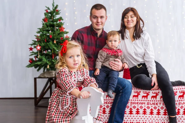 Weihnachten Glückliche Vierköpfige Familie Sitzt Auf Dem Bett Des Weißen — Stockfoto