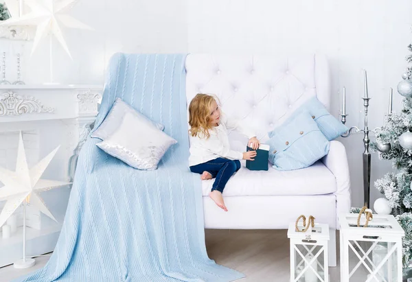 Schöne Kleine Mädchen Mit Geschenkbox Sitzt Auf Dem Sofa Weißen — Stockfoto