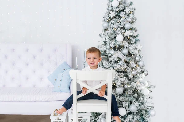 Porträt Eines Kleinen Jungen Frohes Neues Jahr Geschmückter Weihnachtsbaum Weihnachtstag — Stockfoto
