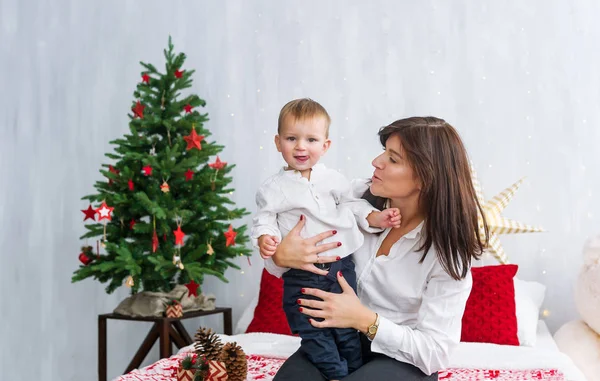 Retrato Madre Feliz Hijo Adorable Celebran Navidad Vacaciones Año Nuevo — Foto de Stock