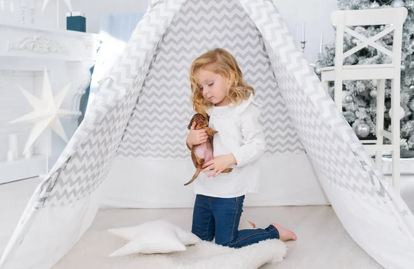 Das Kleine Mädchen Spielt Mit Kleinem Welpen Hund Der Nähe — Stockfoto