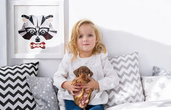 Schöne Kleine Mädchen Posiert Mit Welpen Schlafzimmer Horizontales Porträt — Stockfoto