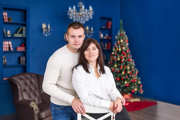 Pareja Joven Feliz Posando Casa Navidad Retrato Horizontal — Foto de Stock