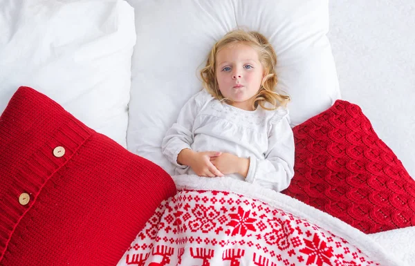 Draufsicht Auf Ein Kleines Schönes Mädchen Das Auf Ihrem Bett — Stockfoto