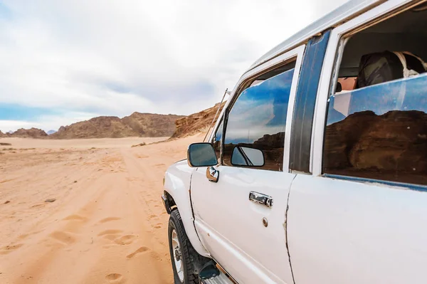 Jeep Pustyni Wadi Rum Jordan Samochodu Koncepcja Podróżnik — Zdjęcie stockowe