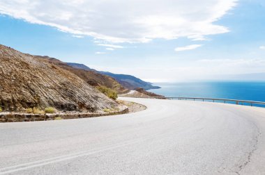 Sola dönün, mavi gökyüzü ve Dead ile dağ otoyolda bir arka plan.