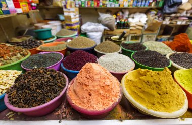 Baharat deposu. Farklı renkli toz baharat ürün yelpazesine. Portre fotoğraf