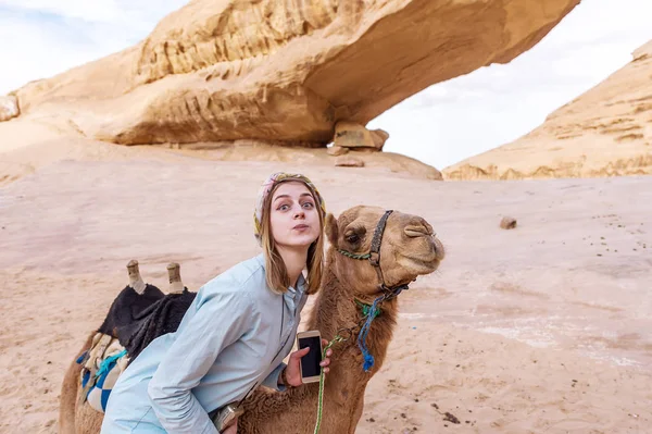 Szczęśliwa Kobieta Przystojny Uśmiechający Się Pozowanie Wielbłąda Środku Pustyni Jordanii — Zdjęcie stockowe