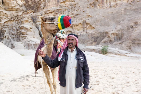 Wadi Rum Jordão Novembro 2018 Retrato Beduíno Desconhecido Com Camelo — Fotografia de Stock