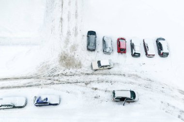 Kış otopark ile kar kapsayan ayakta araçlar. Üstten görünüm.