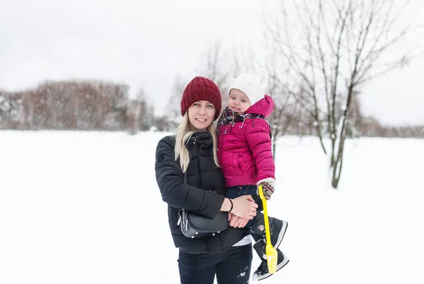 Glückliche Junge Mutter Mit Kind Auf Einem Winterspaziergang Horizontales Porträt — Stockfoto