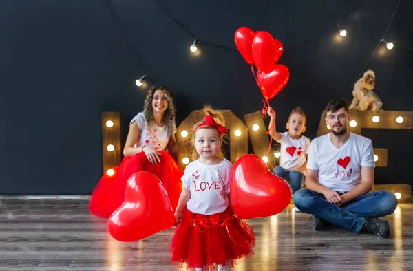 Glückliches Kleines Mädchen Mit Herzballons Und Ihre Familie Haben Spaß — Stockfoto