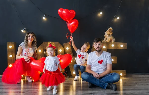 Feliz Familia Divirtiéndose San Valentín Padres Con Niños Pequeños Con — Foto de Stock
