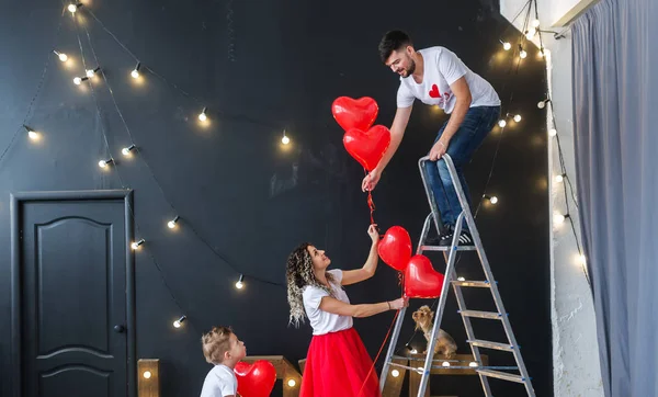 Vorbereitung Auf Den Valentinstag Die Glückliche Familie Hängt Festliche Rote — Stockfoto